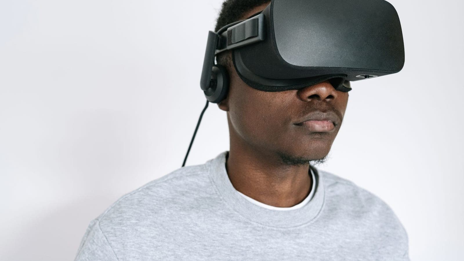 Meta VR gözlüğü ve bağlantılı hesaplama birimi