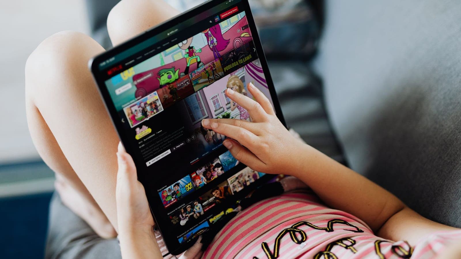 Çocuğun tablet kullandığı bir ortamı gösteren temsili görsel