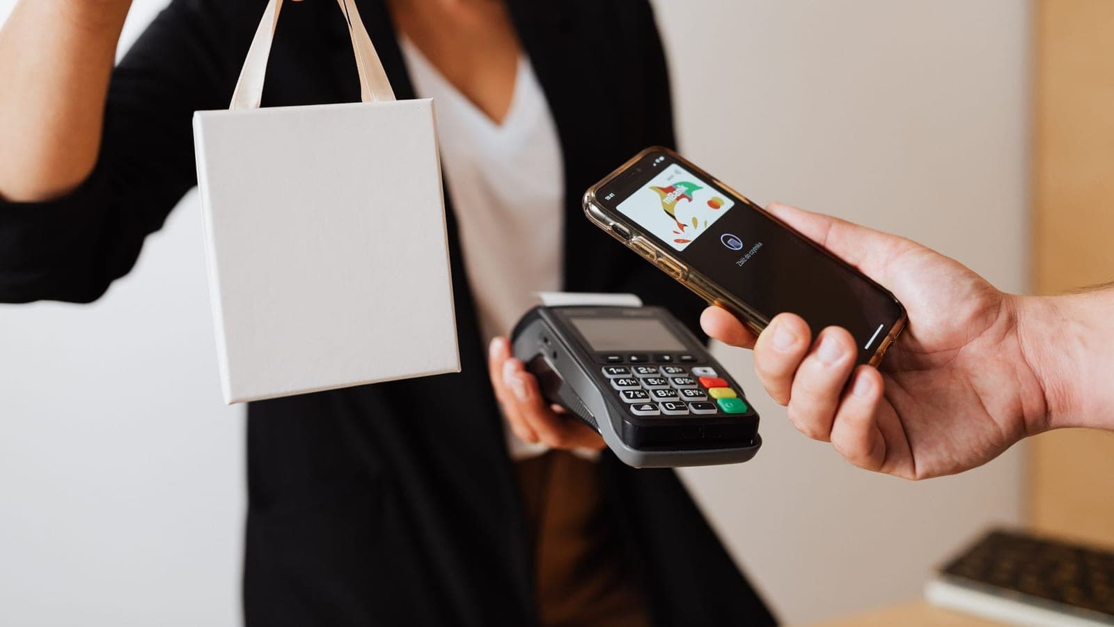 Telefonla temassız ödeme yapan kişinin elindeki akıllı telefon