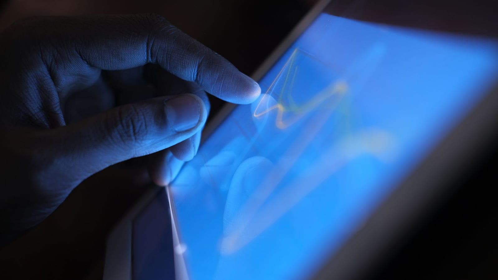 Bir kişinin elinde kullandığı tablet ekranı