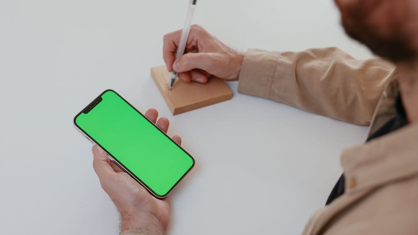 iPhone ekranında Apple Notes uygulamasında düzenlenmiş bir not