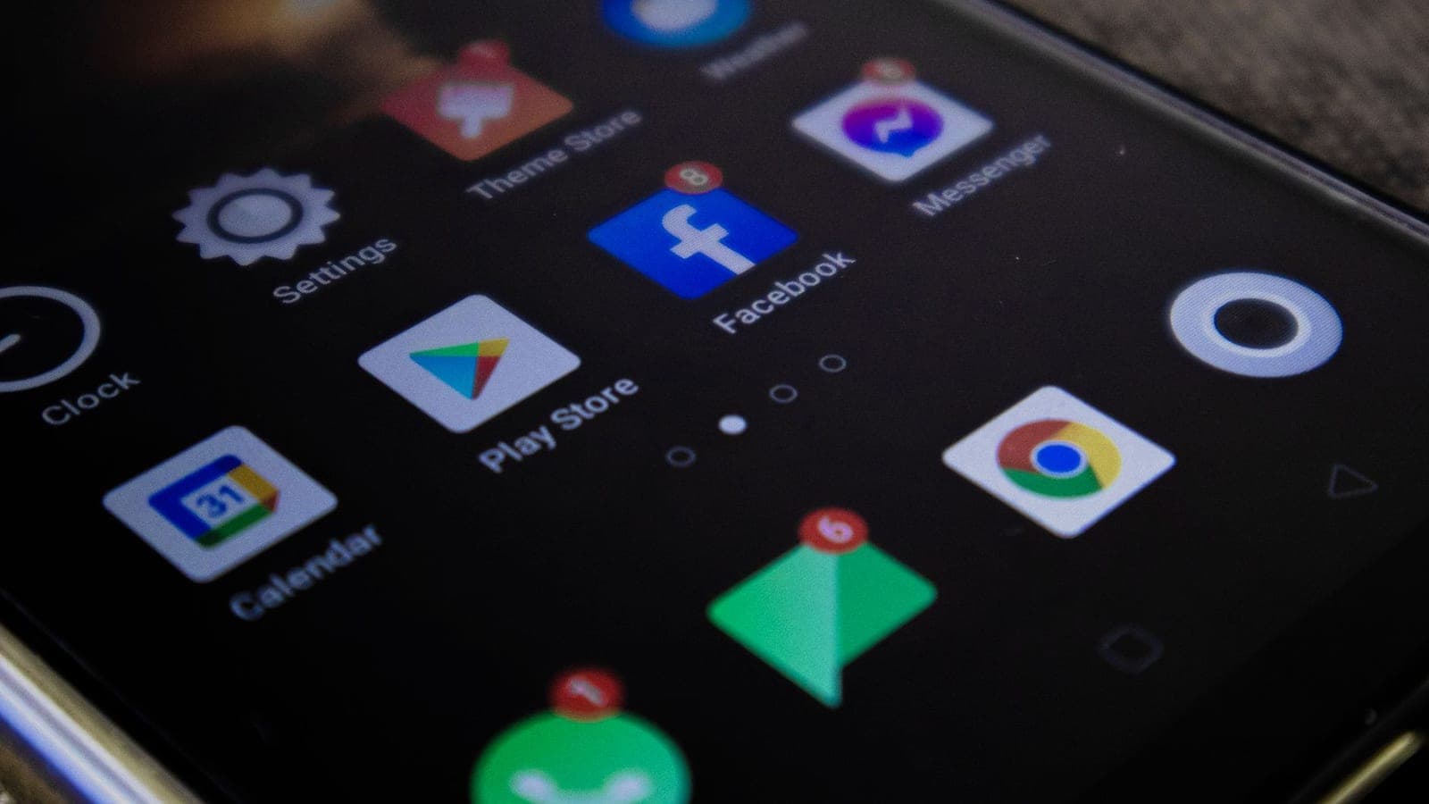 Android telefon ekranında görünen arayüz ve uygulama simgeleri