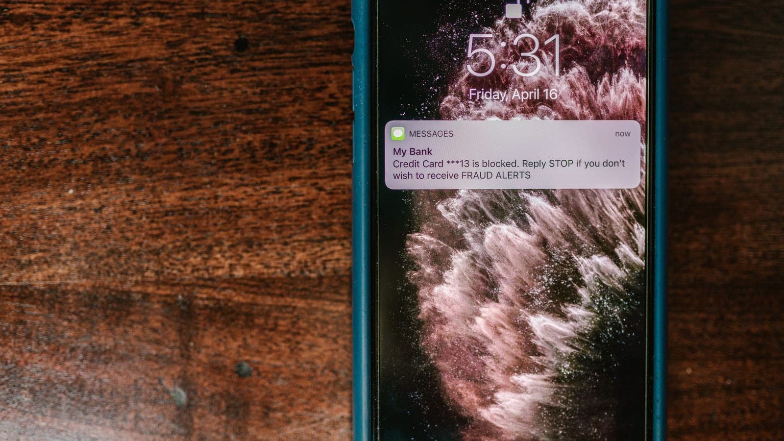 iPhone ekranında iOS güvenlik güncellemesi bildirimi