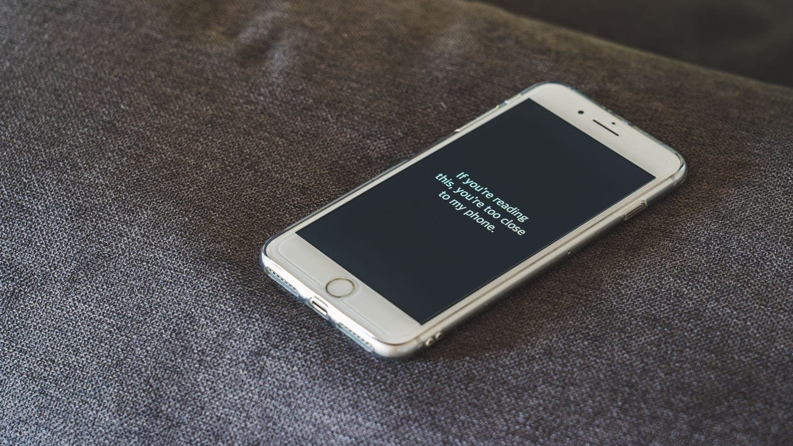 Gizlilik ekranı özelliğini gösteren modern akıllı telefon