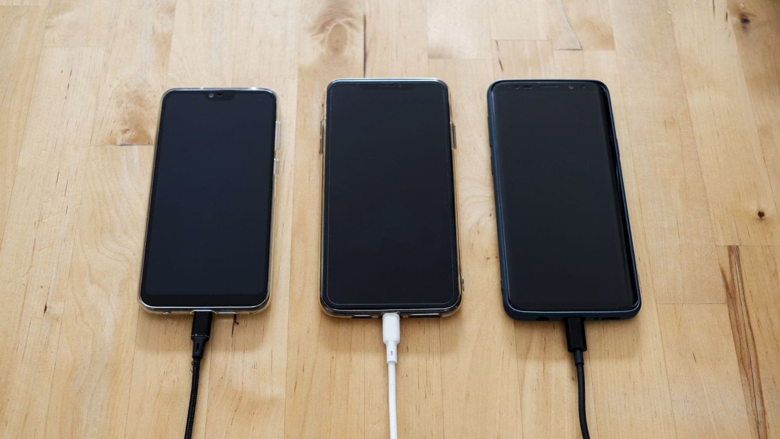 Akıllı telefon bataryasını temsil eden yakın plan görsel